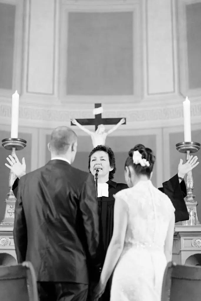 Ein bewegender Moment: Das Brautpaar tauscht Gelübde in der Kirche aus.