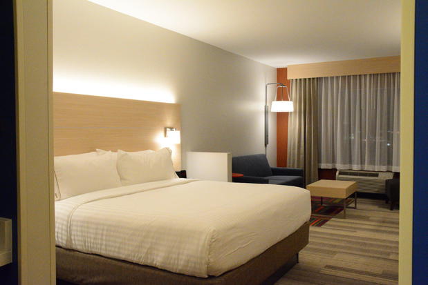 Images Holiday Inn Express & Suites Lexington Park-California, an IHG Hotel