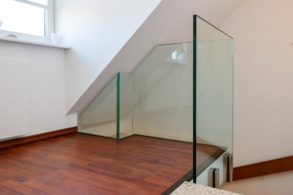 Absturzsichernde Verglasung aus Sicherheitsglas für klare Raumwirkung und zuverlässige Absicherung.