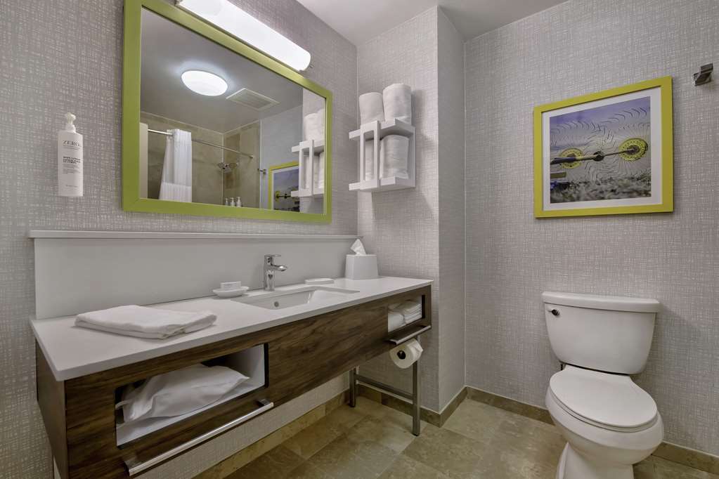 Guest room bath