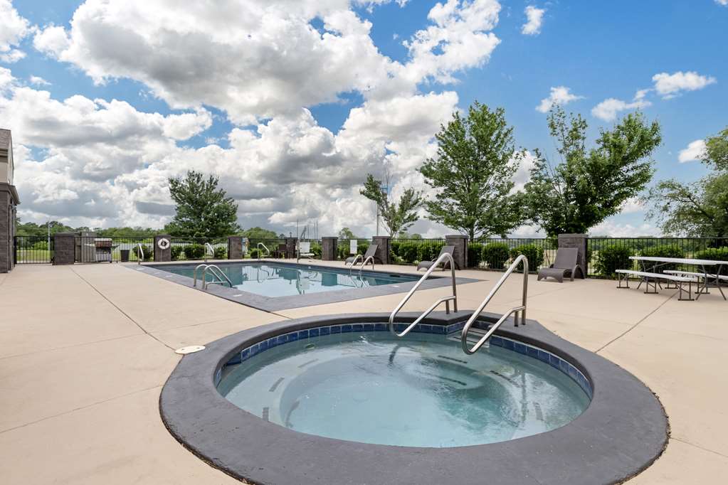 Outdoor Pool/Jacuzzi