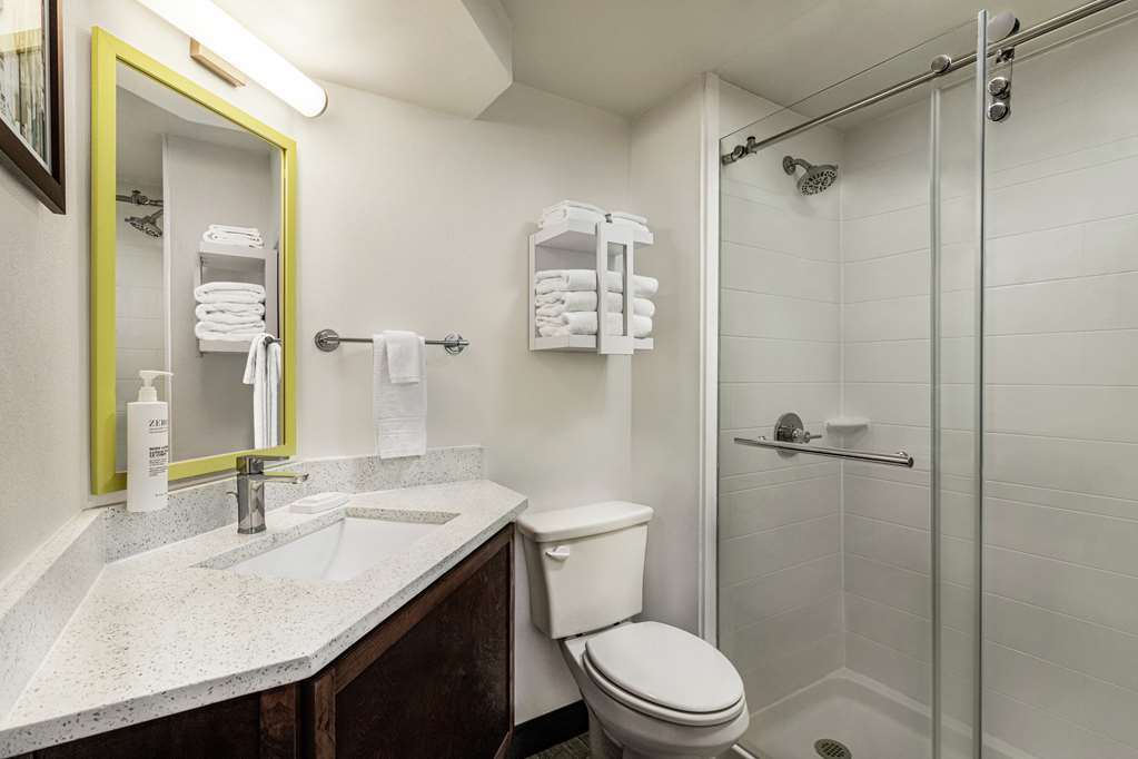 Guest room bath