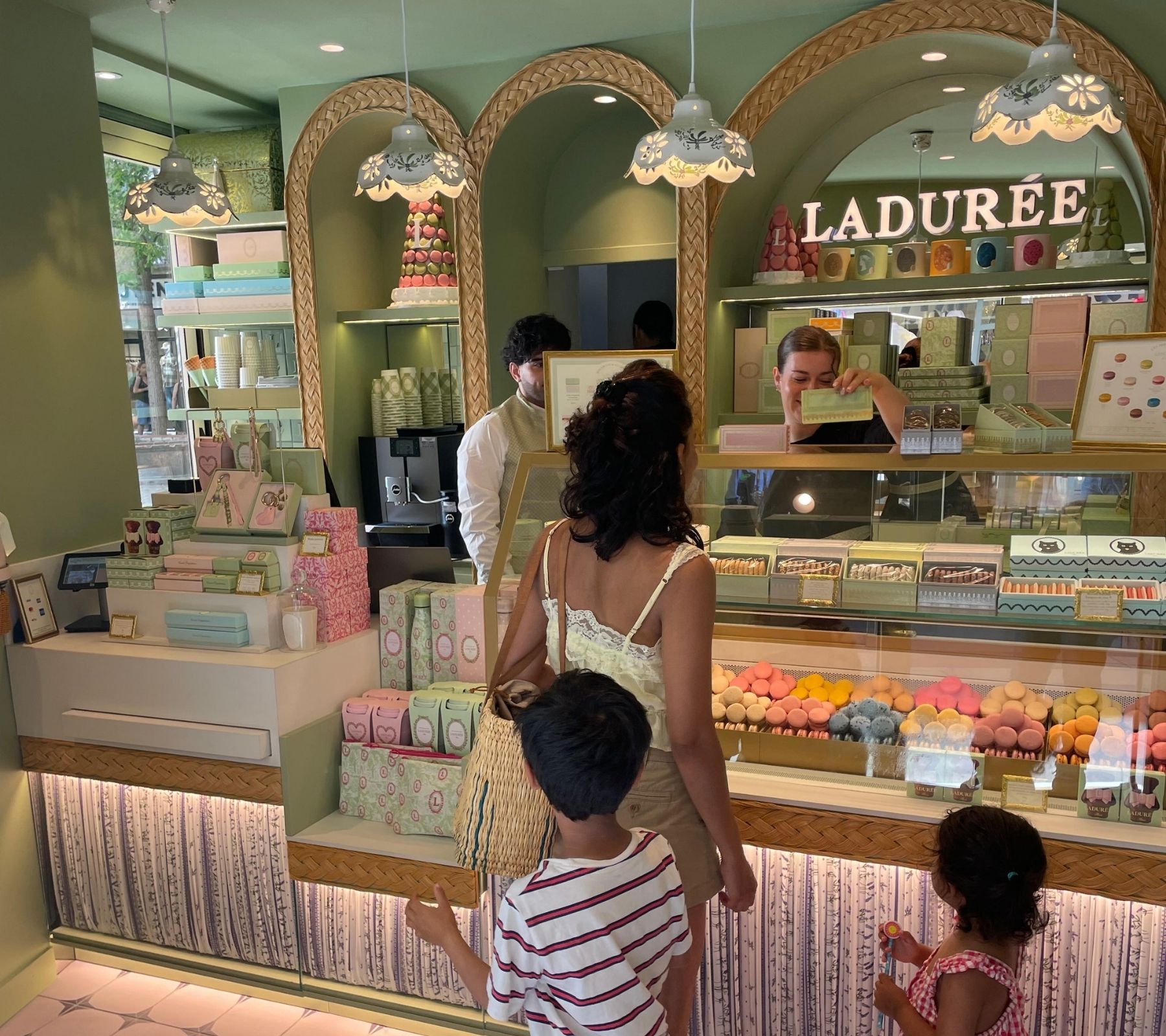 Ladurée Aix en Provence - intérieur boutique Ladurée Aix en Provence - intérieur boutique