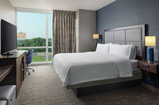 Images Hampton Inn & Suites Teaneck Glenpointe