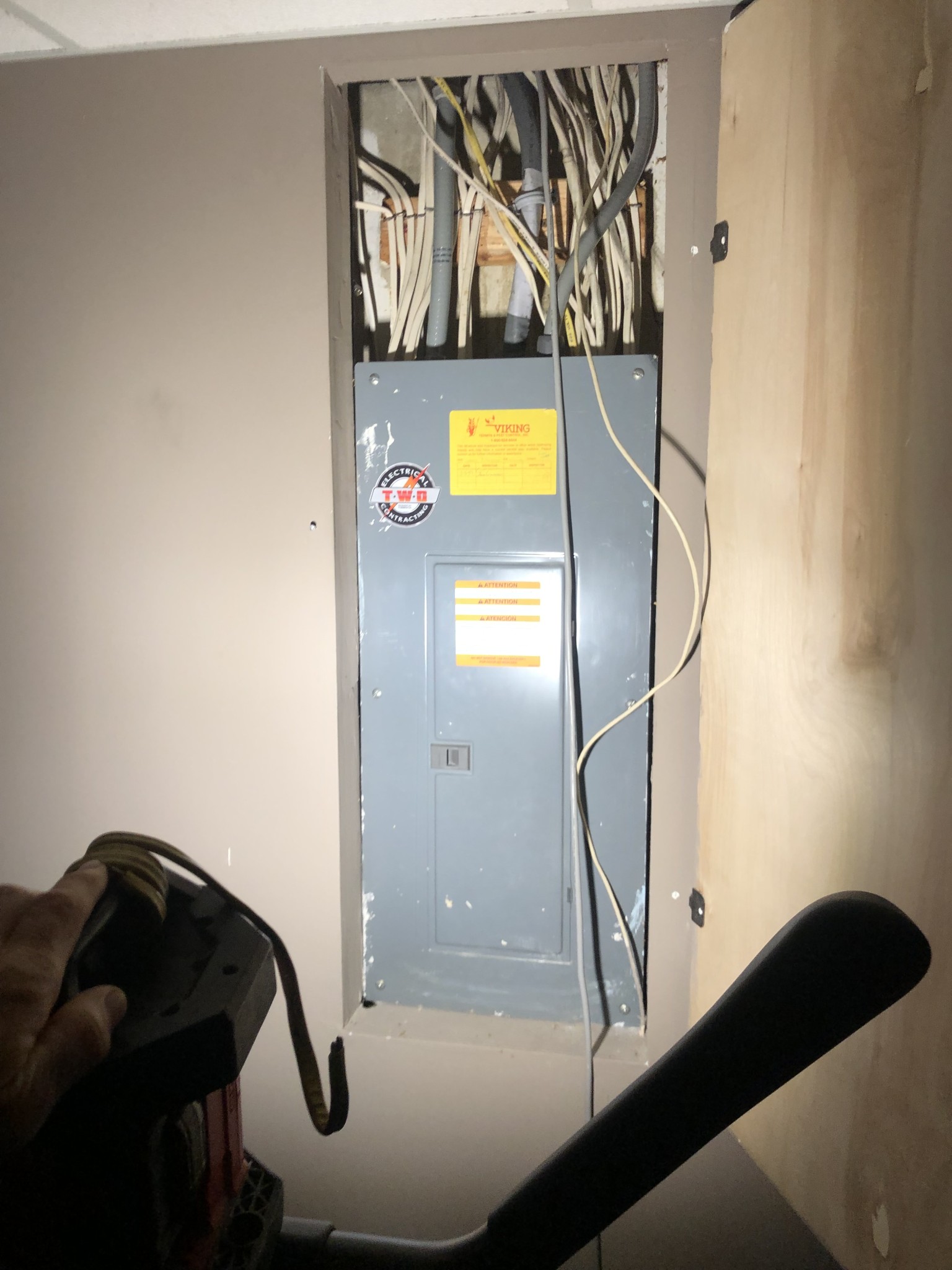 Nice early morning electrical service call. Client had lost electricity in several rooms. We arrived quickly and diagnosed the electrical issue. A malfunctioning Square D 15 amp 120 volt electrical breaker. Removed existing and install a new electrical breaker. Electricity was fully restored. Client