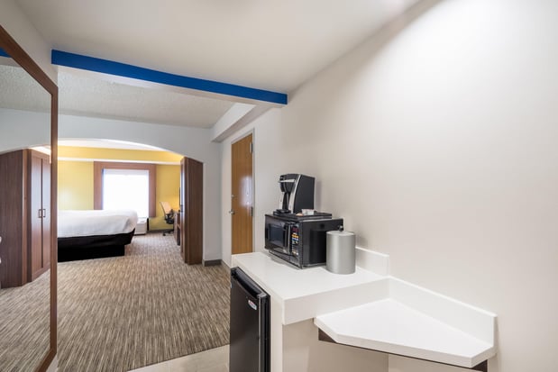 Images Holiday Inn Express & Suites Louisville East by IHG