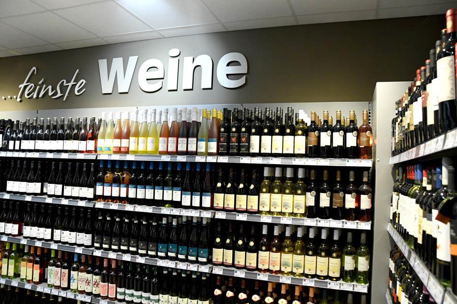 Getränkemarkt
Der Getränkemarkt ist auf 150 Quadratmetern in den Markt in Sigmaringen integriert. Sie erhalten regionale Weine, Biere, Spirituosen, Säfte und mehr sowie auf Wunsch eine Weinberatung.