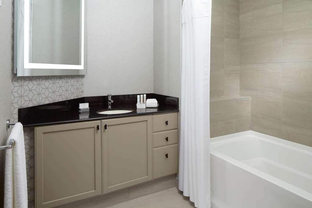 Homewood Suites by Hilton Mont-Tremblant Resort à Mt. Tremblant: Guest room bath
