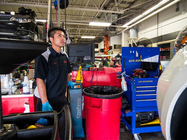 Images Luther Kia of Bloomington