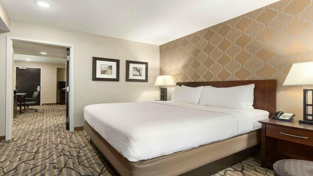 Images Holiday Inn & Suites Williamsburg-Historic Gateway by IHG