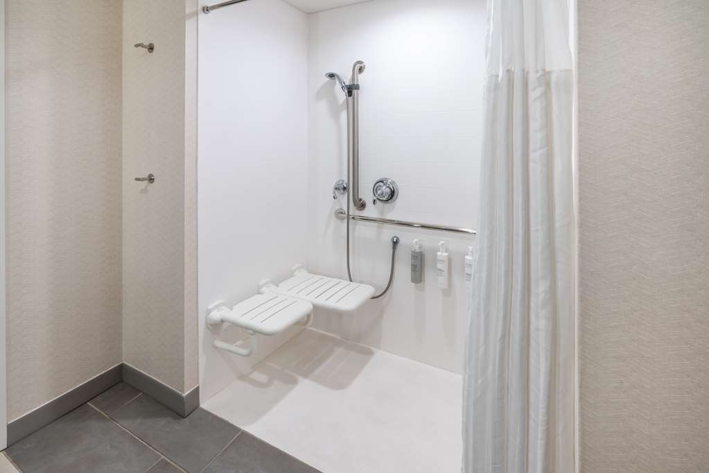 Guest room bath