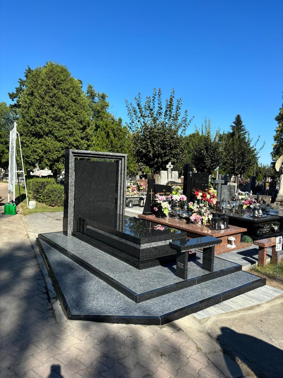 Granīta apmales uzstādīšana – ilgmūžīgs risinājums sakārtotai kapavietai.