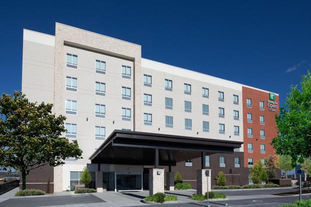 Images Holiday Inn Express & Suites Nashville Metrocenter Downtown by IHG