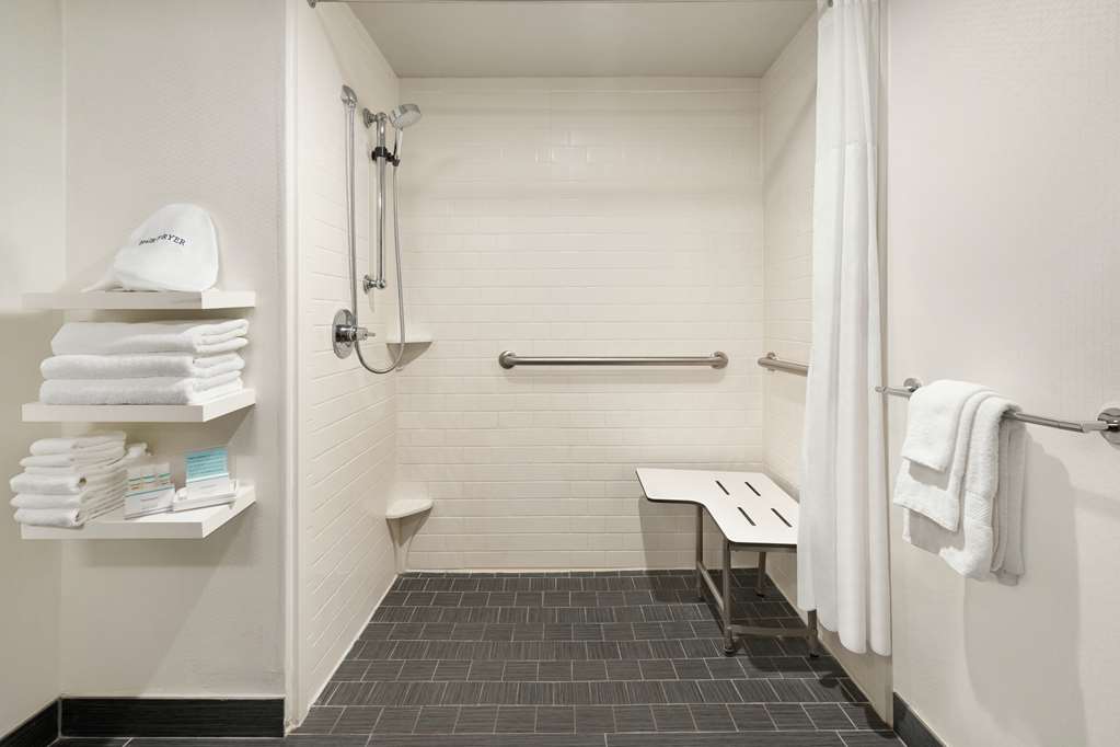 Guest room bath