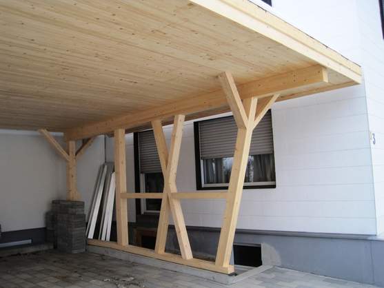 Hier mit sichtbarer Massivholzdecke, welche wir auch im Holzhausbau verwenden.