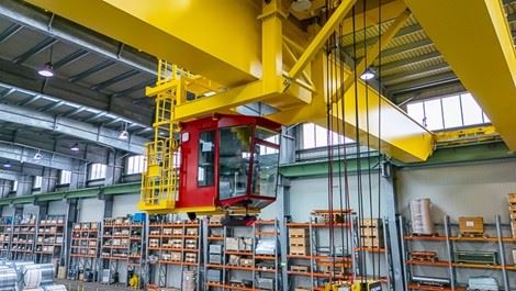 Bild zu Konecranes hat die Installation und Übergabe eines neuen 42-Tonnen-Coil-Handling-Krans in der Produktionsstätte von Welser Profile in Gresten, Österreich, abgeschlossen. Das Projekt umfasste weiters die Demontage des alten 36-Tonnen-Coil-Krans und den Austausch einer 175 Meter langen Kranbahn sowie der Kranstromversorgung, wodurch die Betriebssicherheit und Leistung verbessert wurden. Der Auftrag wurde 2023 gebucht und im Februar 2025 mit der Übergabe abgeschlossen.