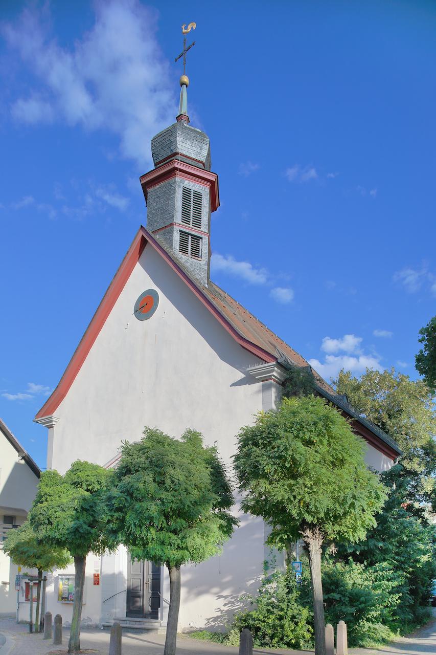 Die Kirche in Undenheim besticht durch eine besondere Innengestaltung in Grün und ihre historischen Glasfenster mit biblischen Motiven. Das heutige Gemeindehaus steht auf dem Platz der alten reformierten Kirche.