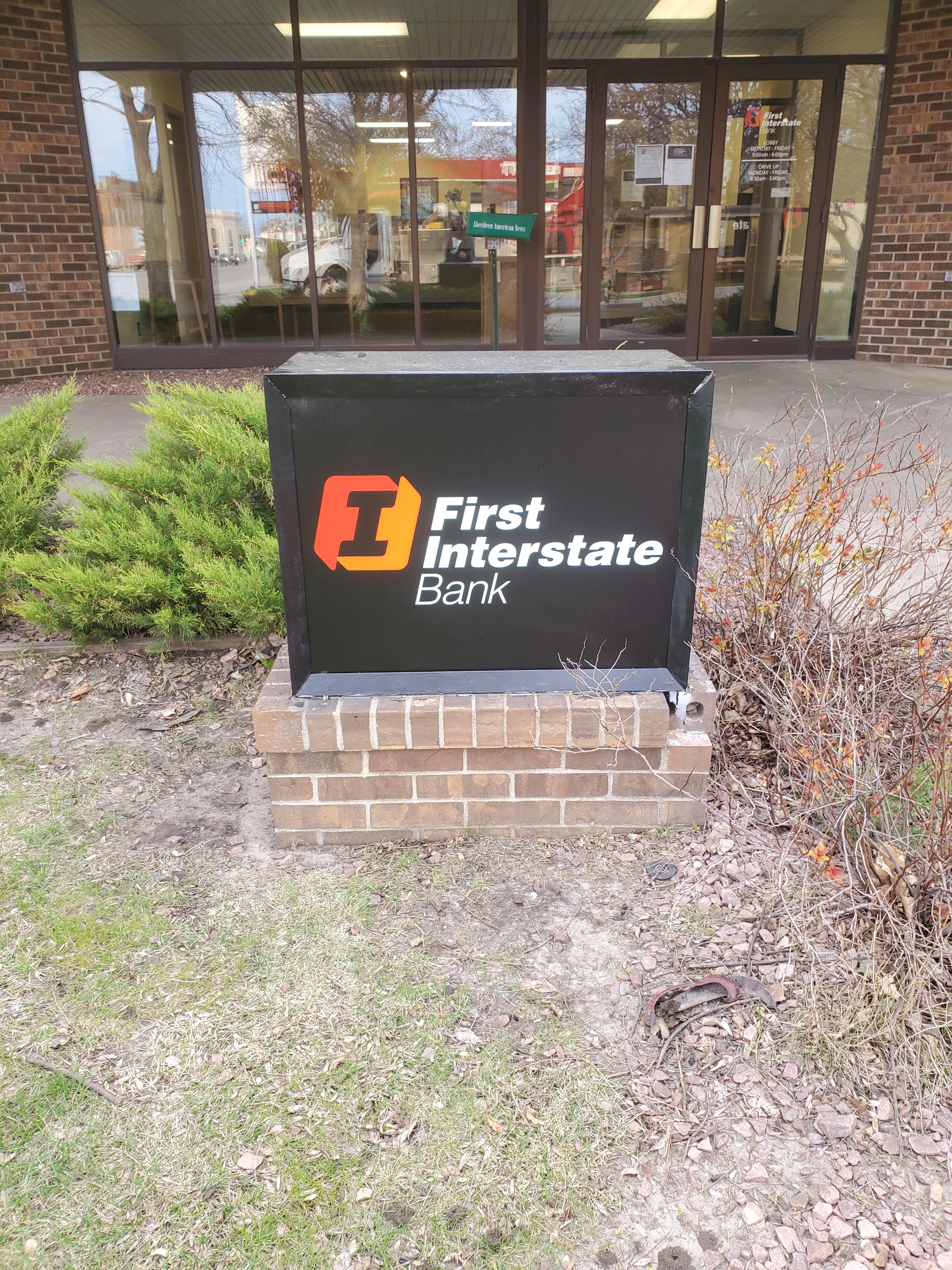 Exterior image of First Interstate Bank in Redfield, SD.