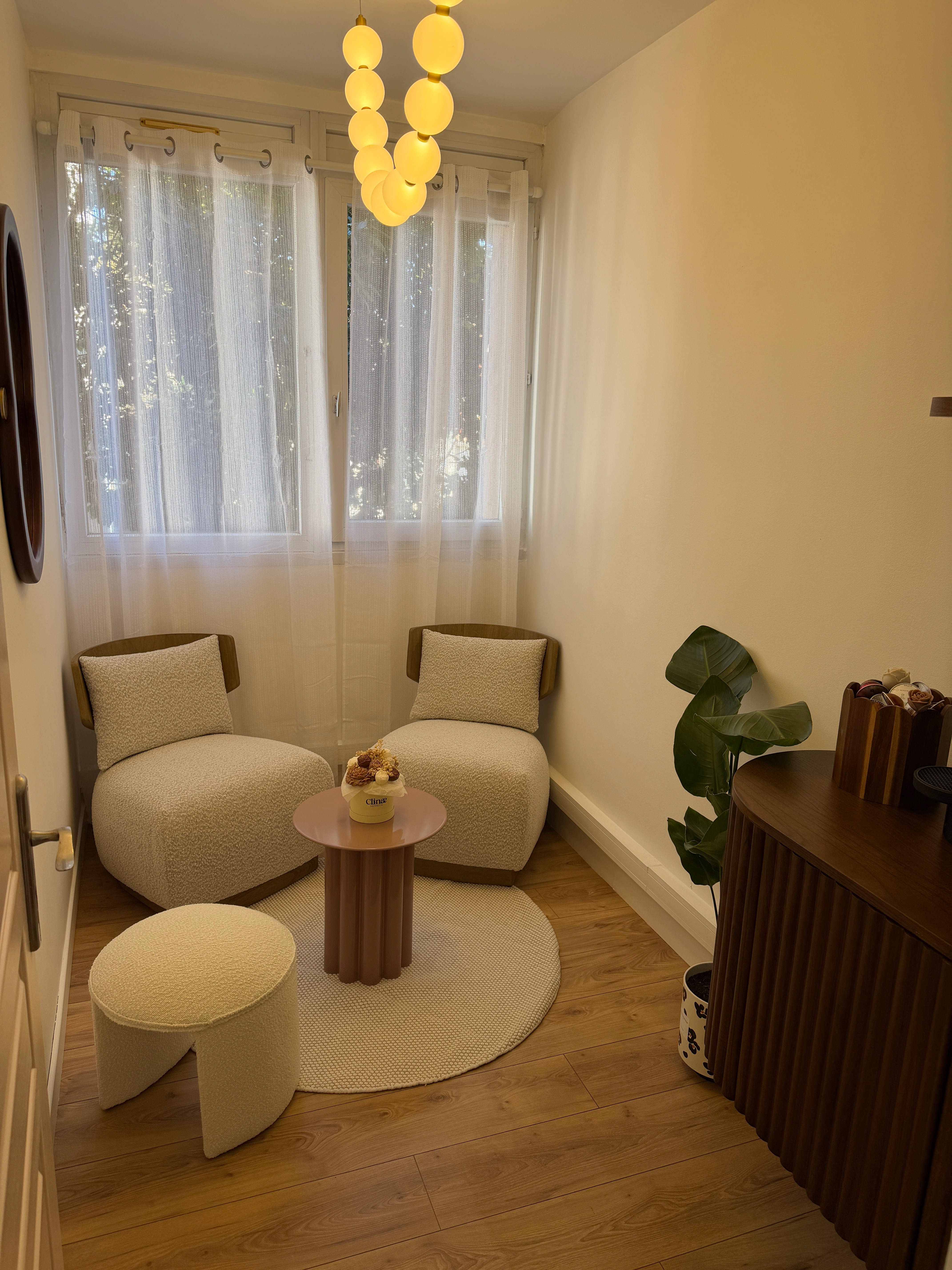 Salle d'attente élégante et chaleureuse de Clinæ Esthetic à Castelnau-le-Lez, centre esthétique et laser médical près de Montpellier. Un espace raffiné dédié aux soins Hydrafacial, épilation laser et traitements anti-âge. Salle d'attente élégante et chaleureuse de Clinæ Esthetic à Castelnau-le-Lez, centre esthétique et laser médical près de Montpellier. Un espace raffiné dédié aux soins Hydrafacial, épilation laser et traitements anti-âge.
