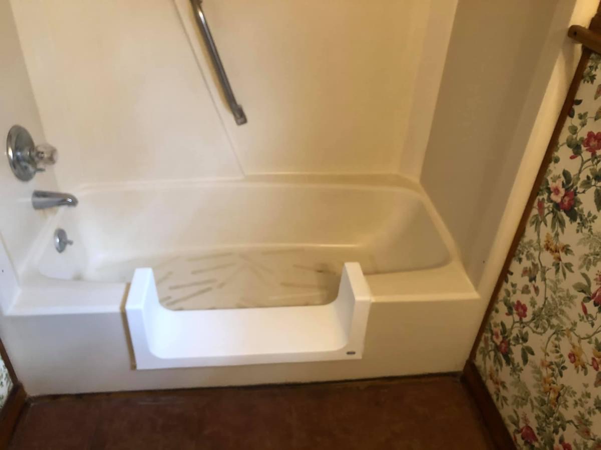 Fox Valley Bathtub Refinishing Image