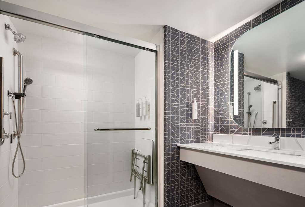 Guest room bath