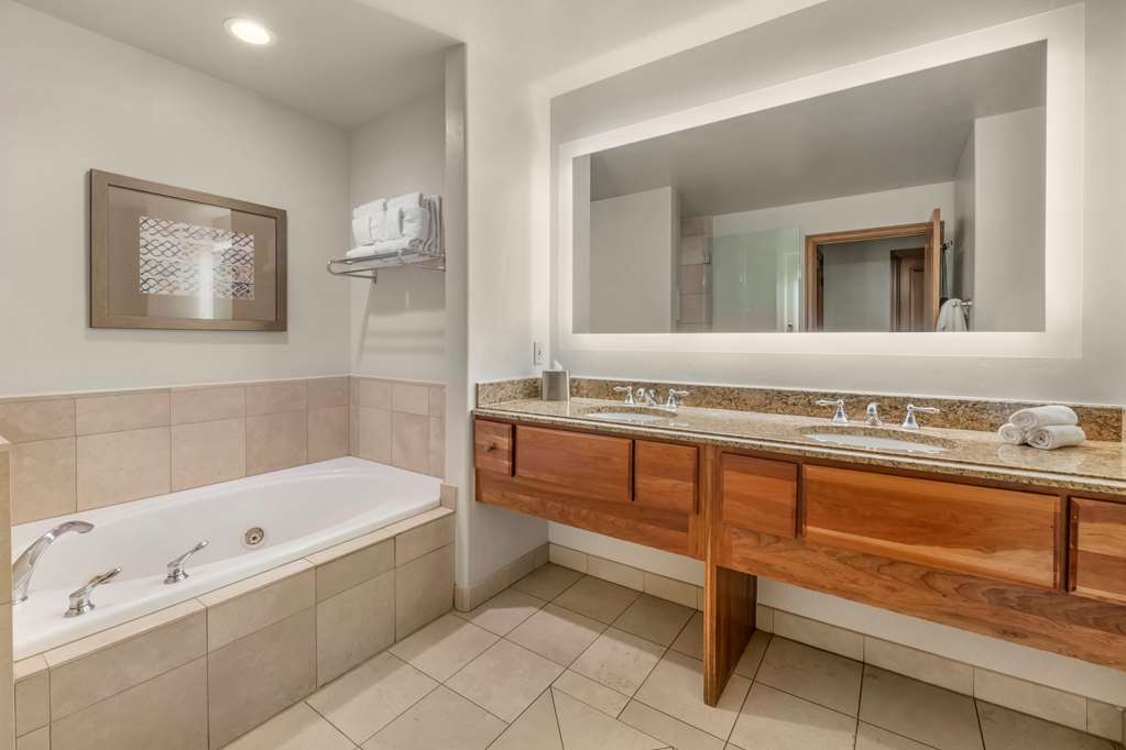 Guest room bath