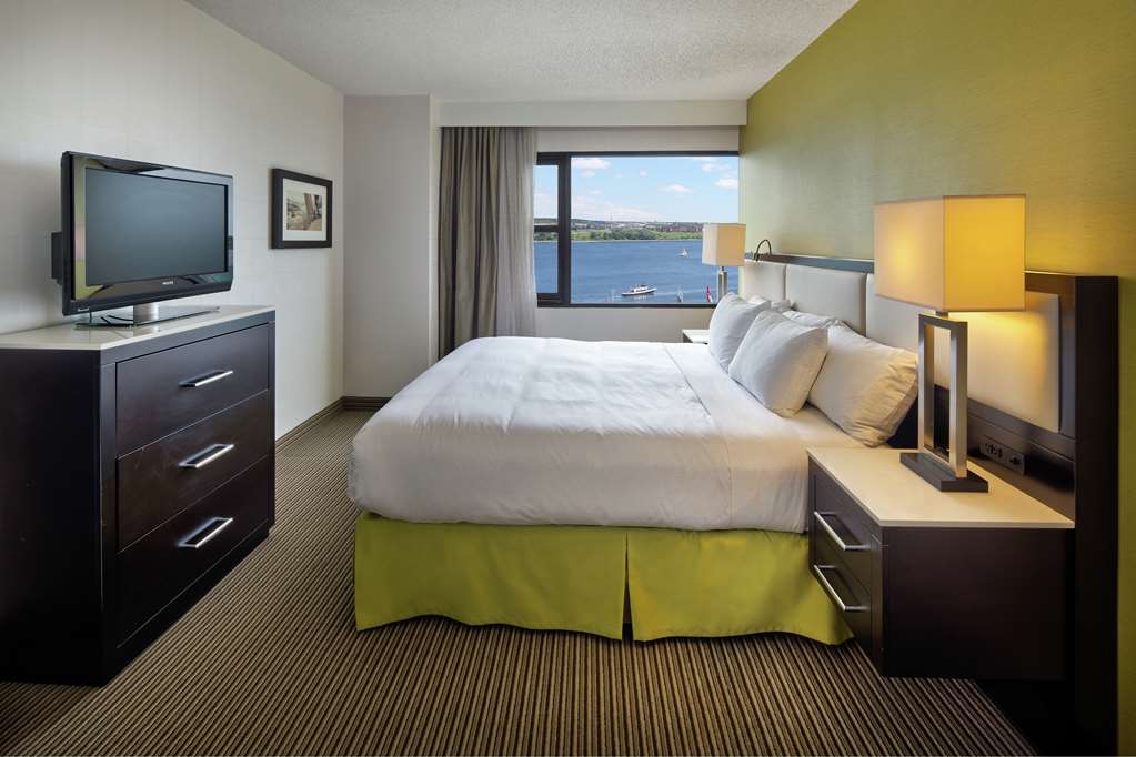 Guest room The Hollis Halifax - a DoubleTree Suites by Hilton Hotel Halifax (902)429-7233