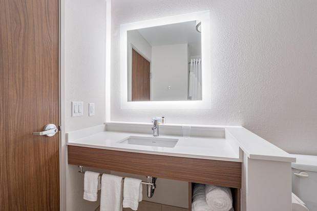 Images Holiday Inn Express & Suites Elkhart North, an IHG Hotel
