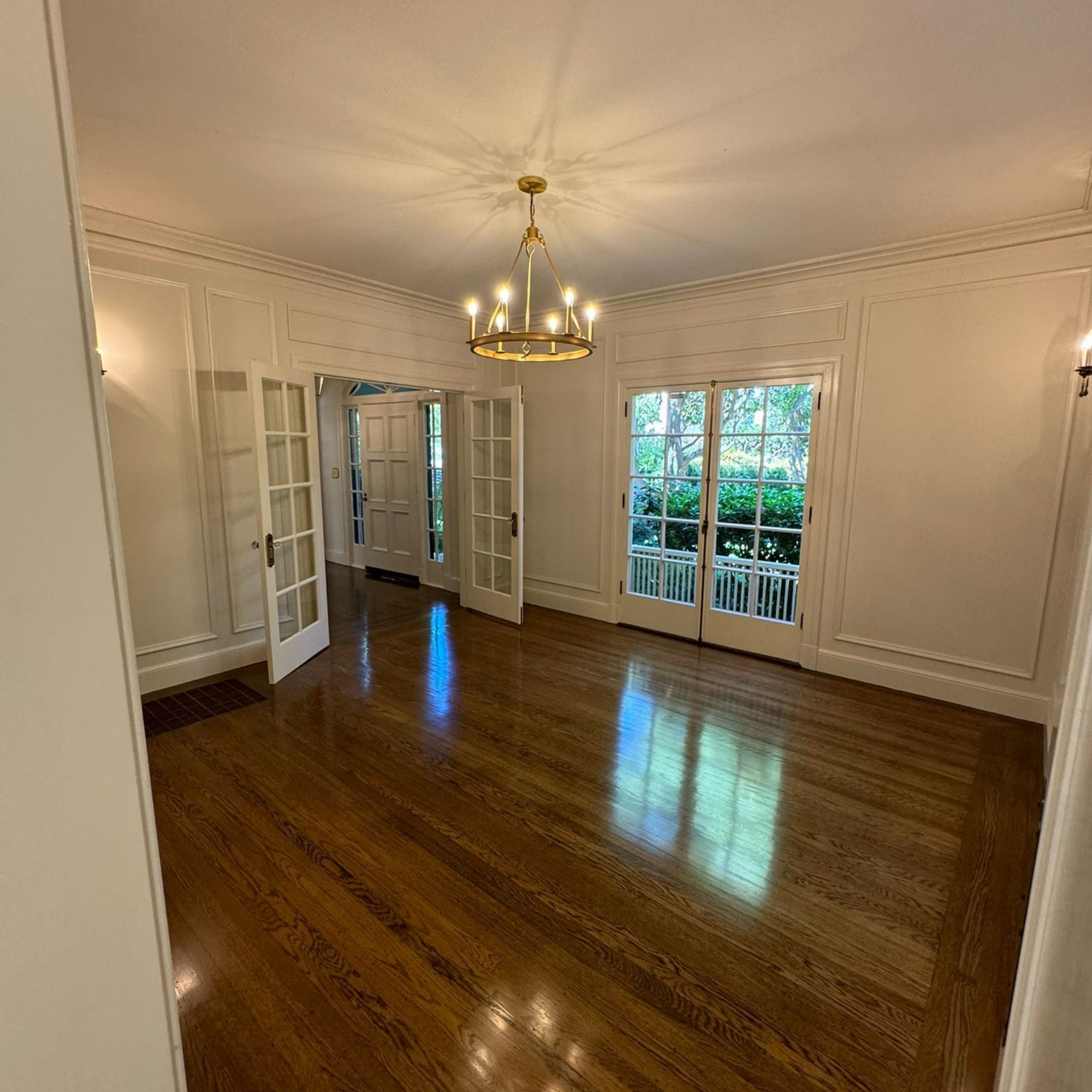 Our deep cleaning service revitalizes your living room, making it feel like new. From sofas to floors, we ensure every inch is spotless and refreshed, creating a comfortable space for you and your guests.