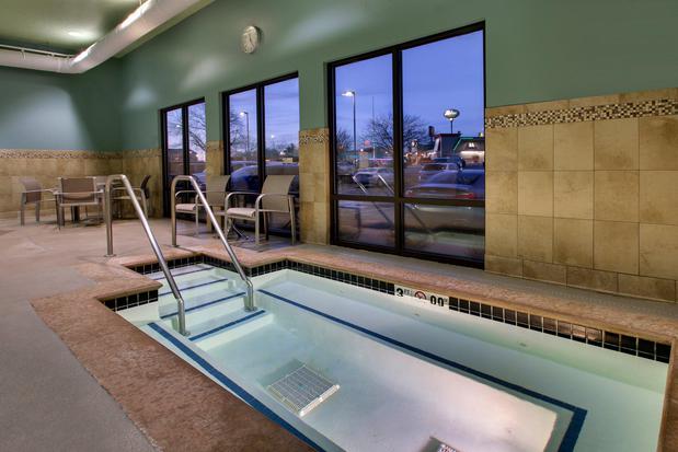 Images Holiday Inn Express & Suites Cedar Rapids-I-380 @ 33rd Ave by IHG