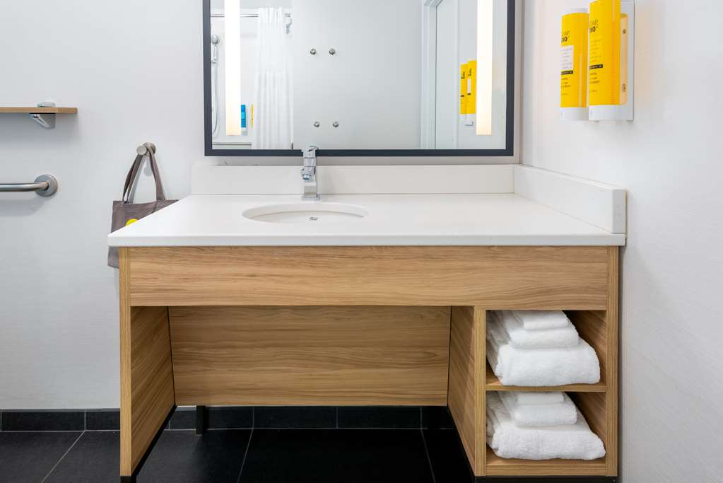Guest room bath