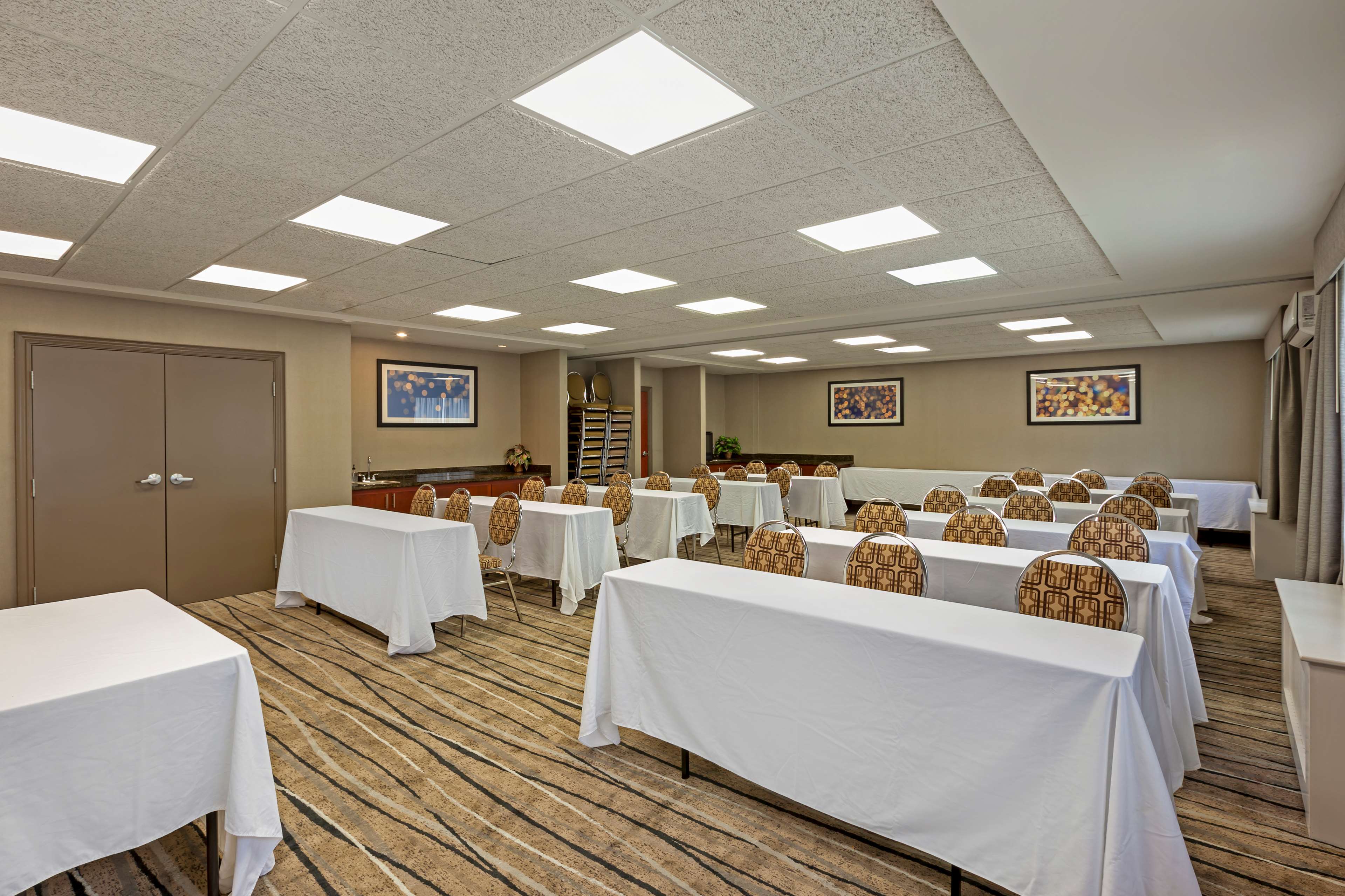 meeting room Best Western Plus Burlington Inn & Suites Burlington (905)639-2700