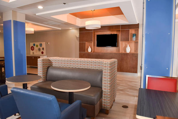 Images Holiday Inn Express & Suites Selma, an IHG Hotel
