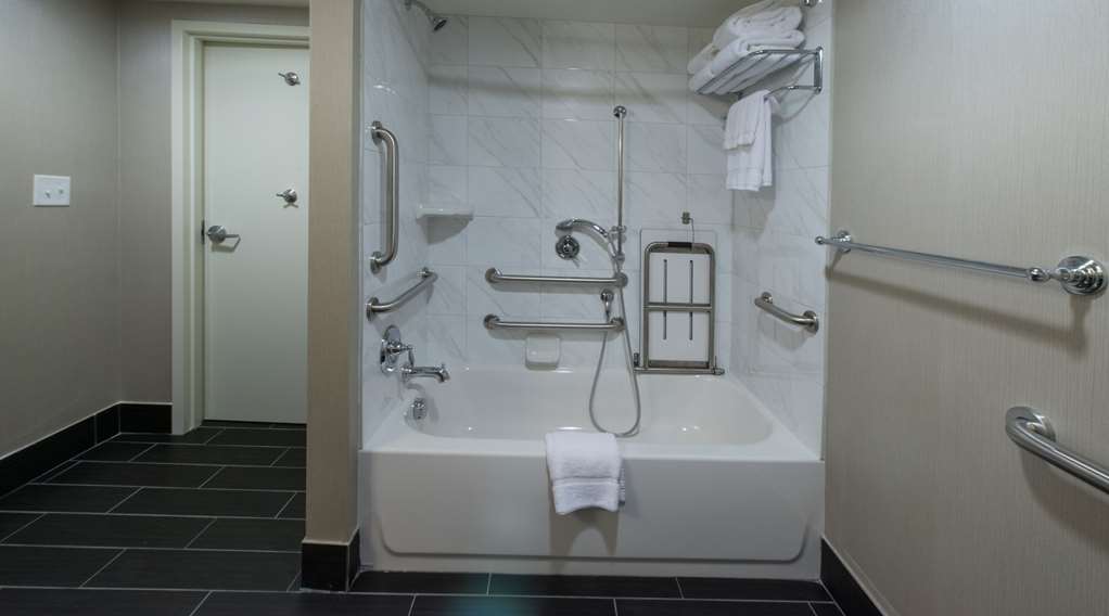 Guest room bath