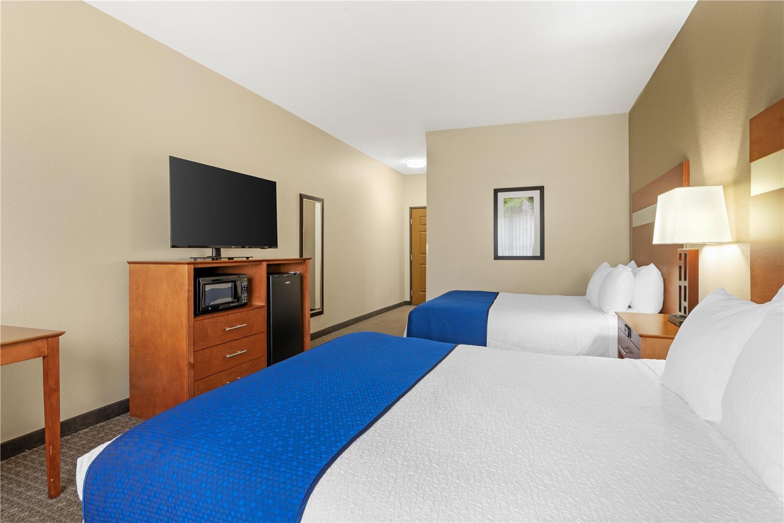 ADA - 2 Queen Beds w/ Roll In Shower