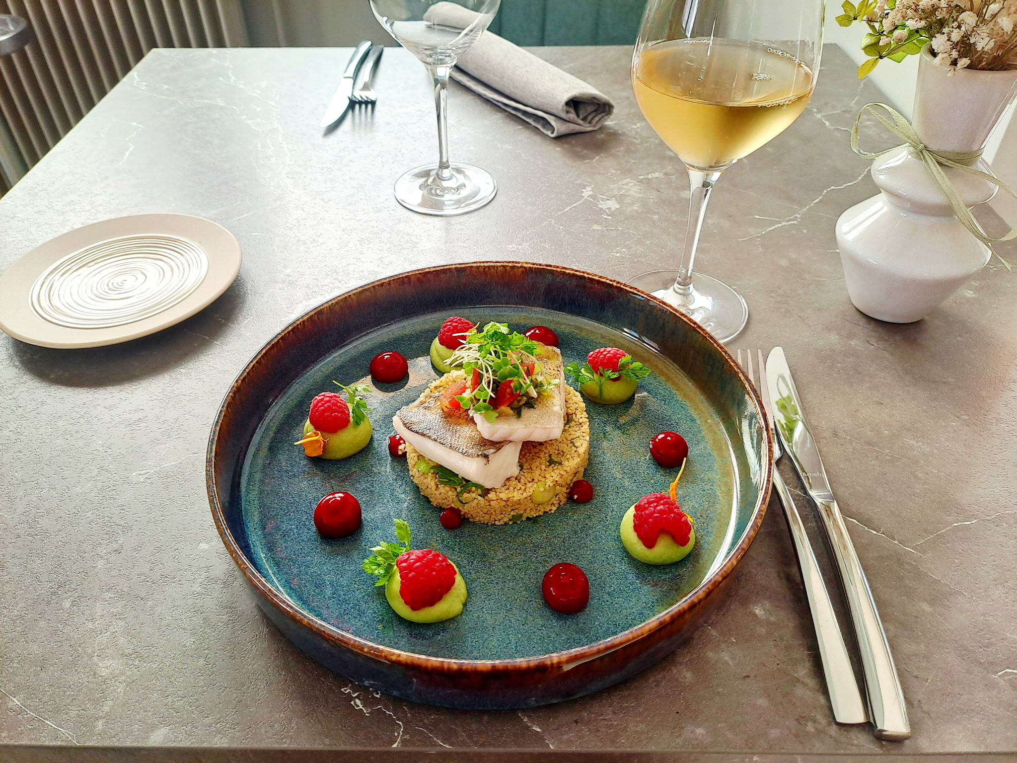 Une belle assiette, Le sandre, taboulé citron et menthe, mousseline de brocoli et framboise Une belle assiette, Le sandre, taboulé citron et menthe, mousseline de brocoli et framboise
