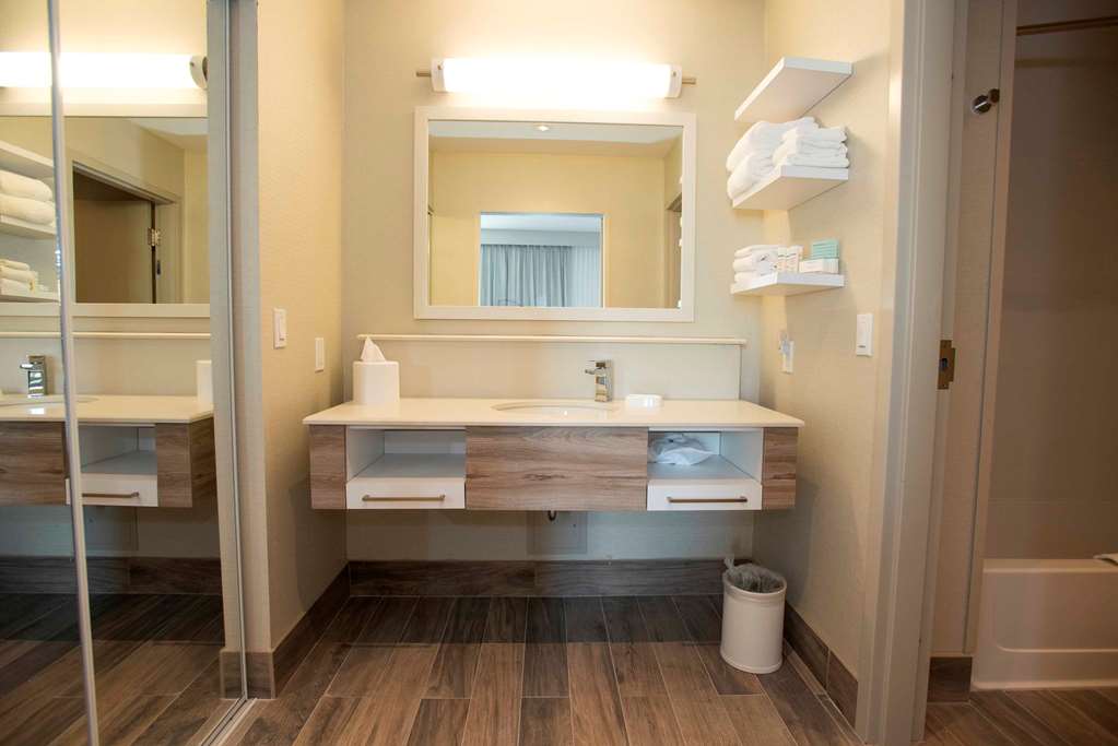 Guest room bath Hampton Inn & Suites by Hilton Thunder Bay Thunder Bay (807)577-5000
