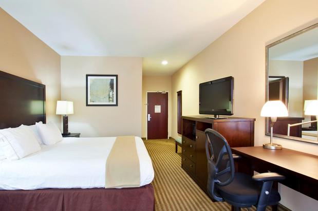 Images Holiday Inn Express Le Roy - Bloomington Area, an IHG Hotel
