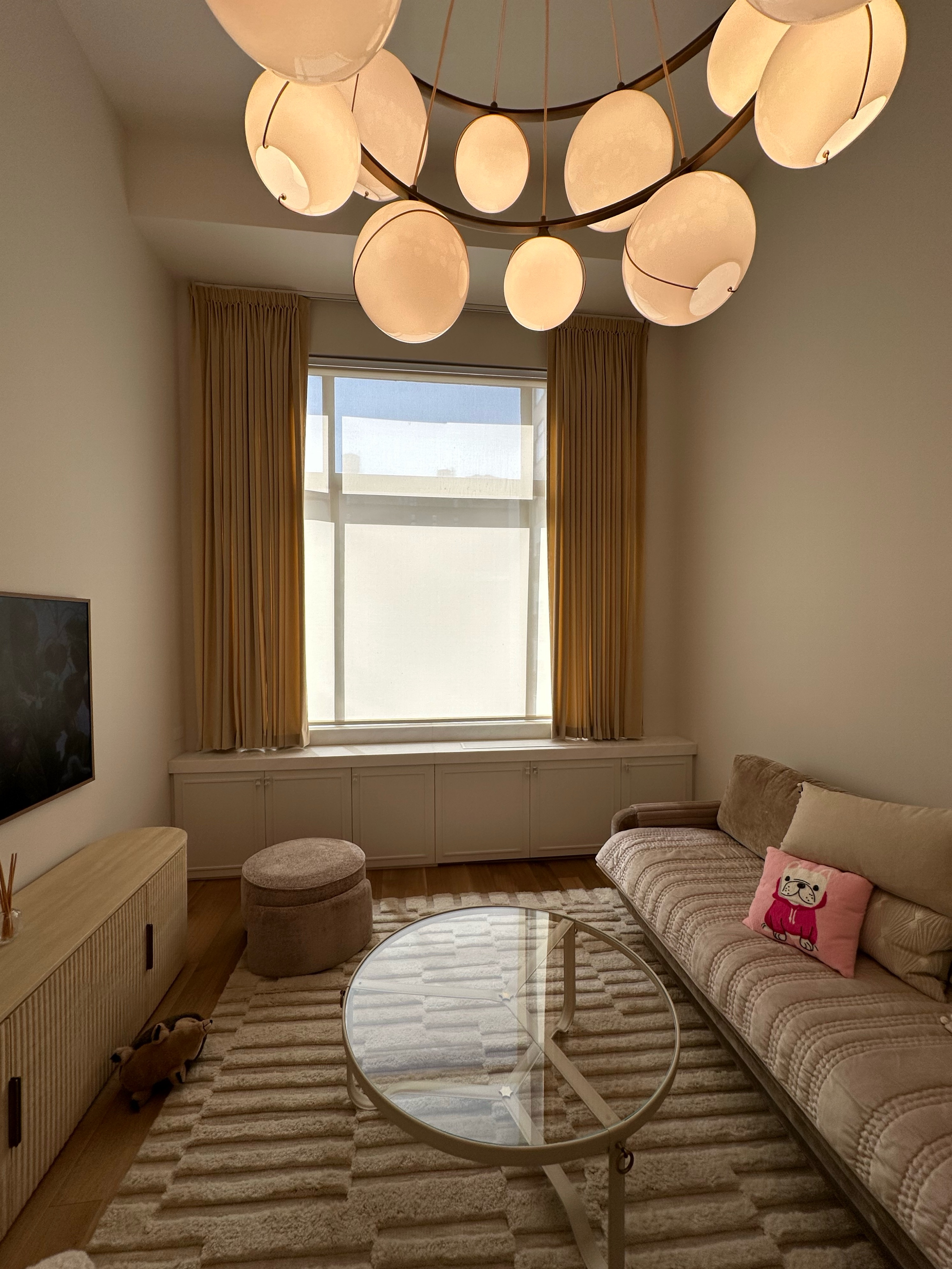 Elevate your Upper East Side or Upper West Side home with Lutron motorized drapery and solar shades. We specialize in smart, quiet solutions for tall Manhattan windows. Experience luxury light control with Budget Blinds of Manhattan. #UES #UWS #NYCDesign