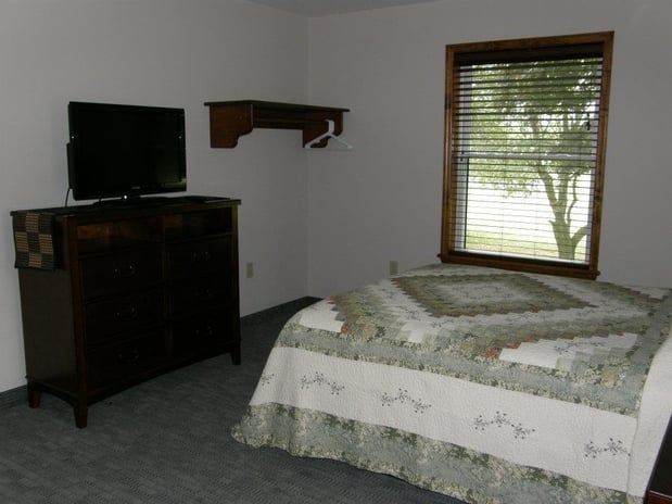 Images Redwood Inn & Suites