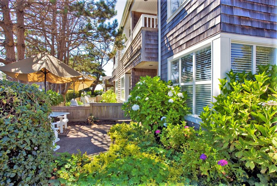 Off the beaten track in mid-town, secluded and quiet, easy parking, gas fireplaces. Kitchenettes, ocean views, jacuzzi tubs, patios available. No Pets or Children Under 12.