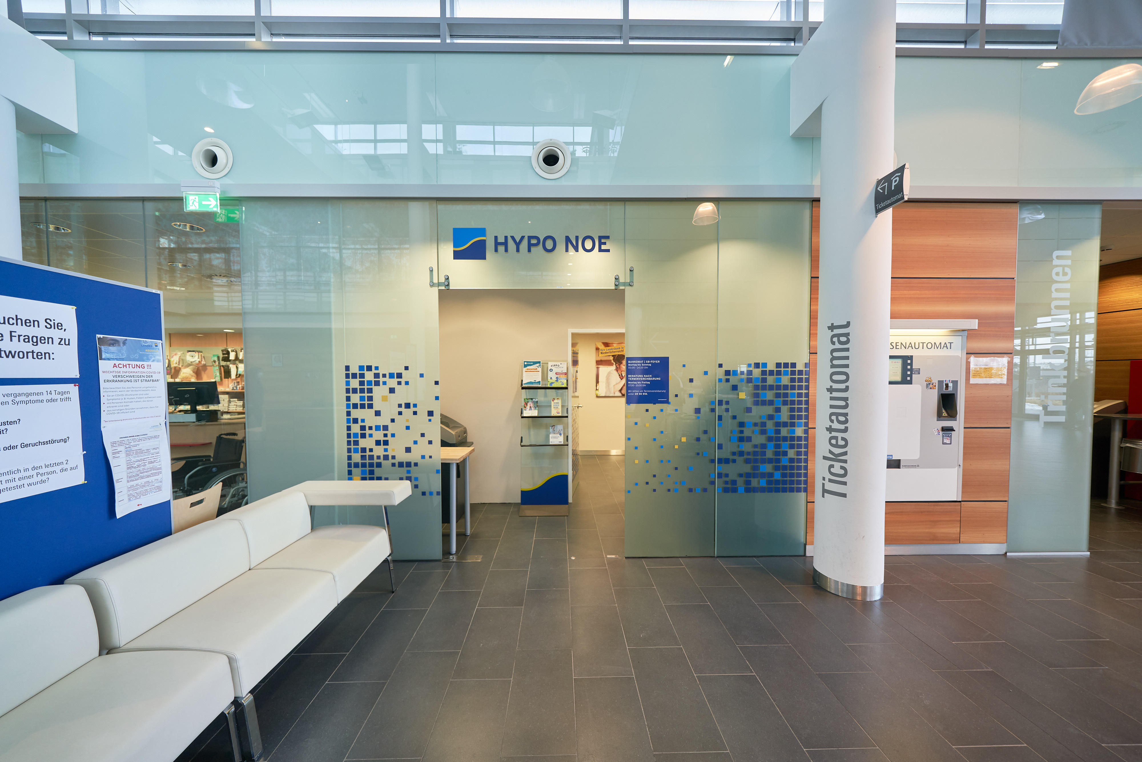Bilder HYPO NOE Landesbank – SB-Foyer