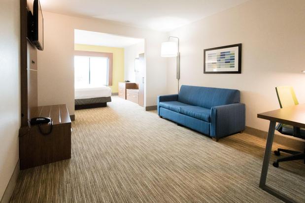 Images Holiday Inn Express & Suites Lexington NW-the Vineyard, an IHG Hotel