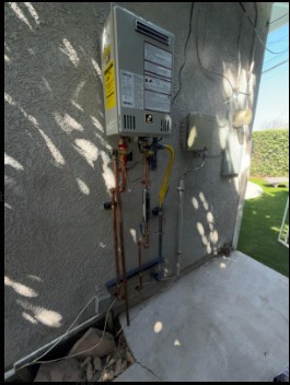 Los Carnales Plumbing - Traditional and tankless water heater installation