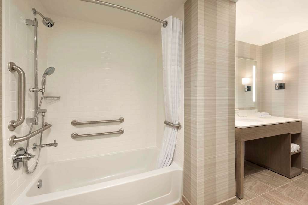 Guest room bath