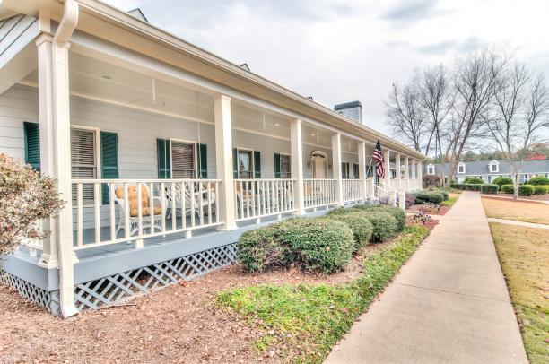 Outside of Laurel Glen at Carrollton Senior Living