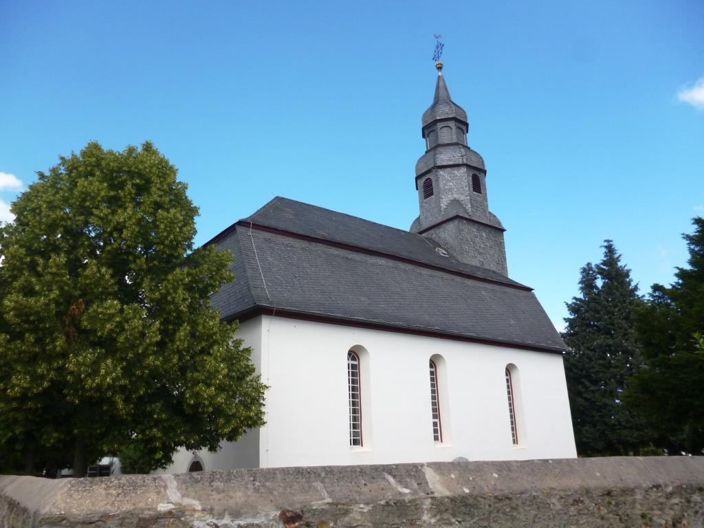 Seit mehr als 300 Jahren steht die evangelische Kirche Nauheim mitten im Dorf. Erbaut wurde sie als Ersatz einer kleineren Kapelle in den Jahren 1706-1708. Im Inneren strahlen die in Braun- und Rottönen gehaltenen Holzarbeiten Wärme aus. Markant sind die 