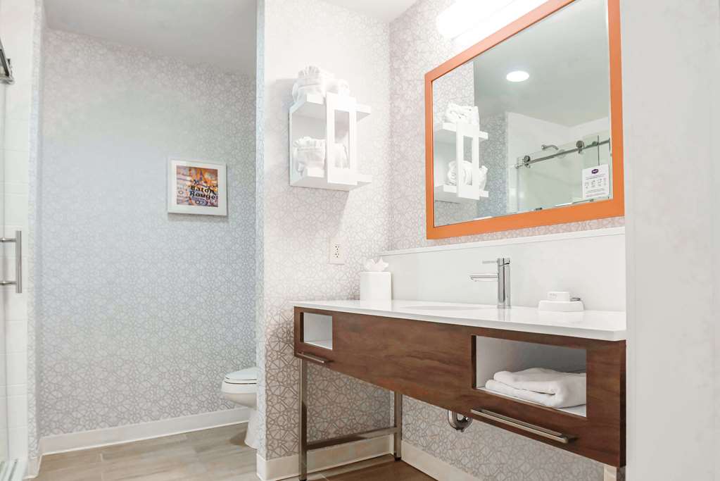 Guest room bath