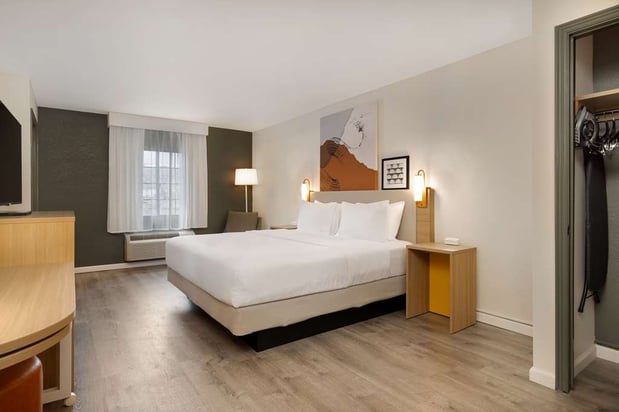 Images Spark by Hilton Rock Springs