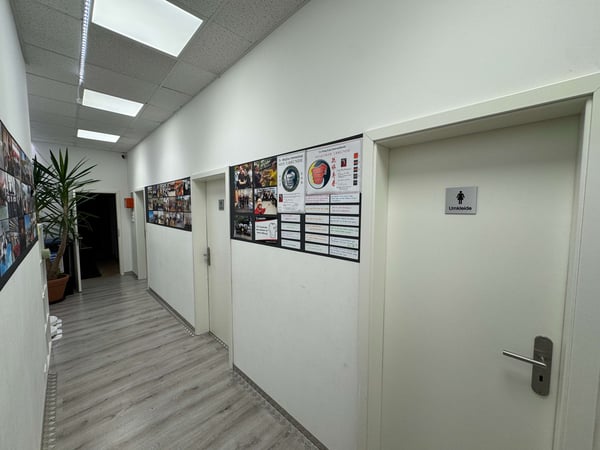 TA WingTsun Seelze - Flurbereich mit Umkleidezugang, Aushängen, Urkunden und Bilderwand, ideal für Orientierung, Organisation und Einblicke in das Trainingsangebot.